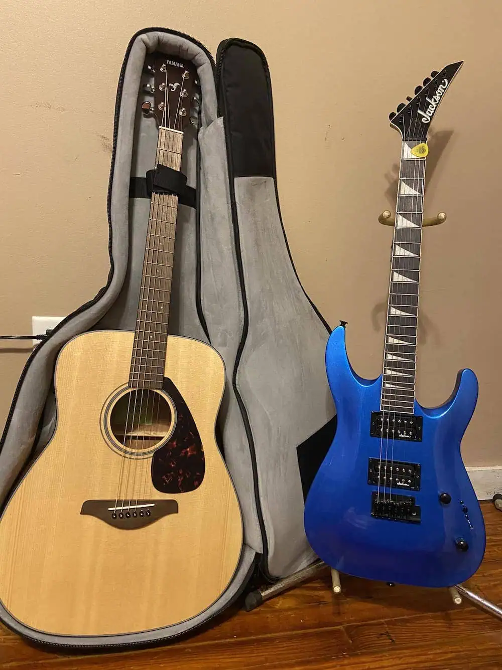 Yamaha FG800 next to Jackson Dinky JS22