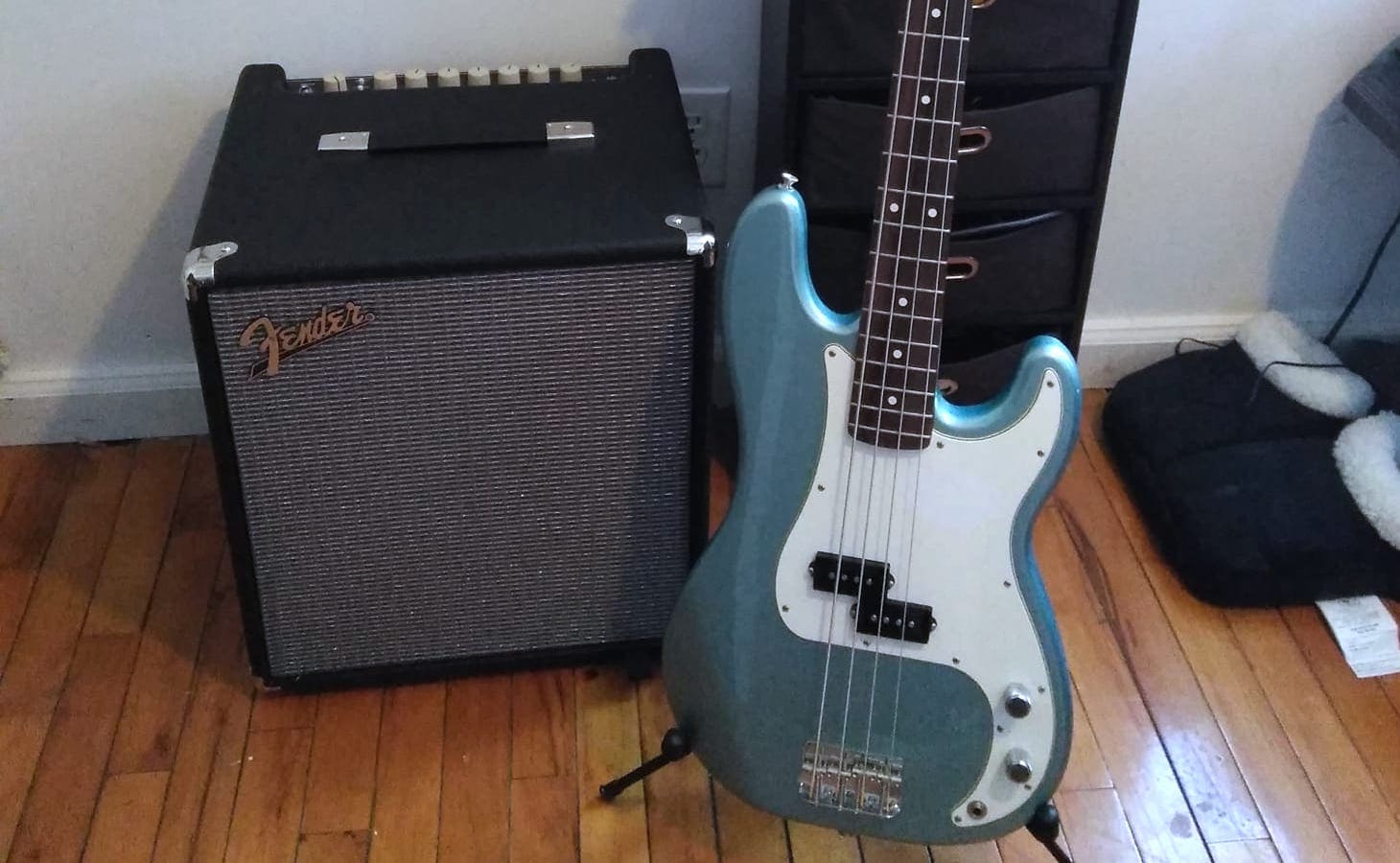 Fender Rumble 100 next to a Fender Precision Bass