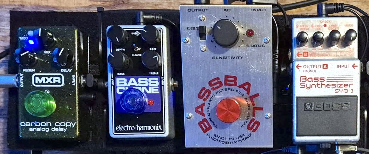 Electro-Harmonix Bass Clone on my pedalboard