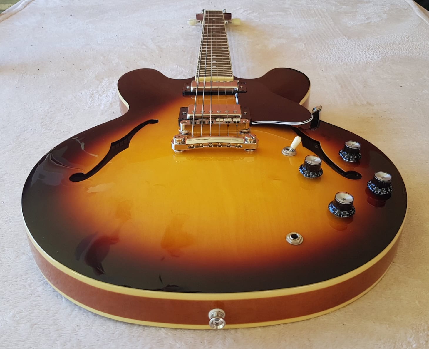 Epiphone ES-335 - Up Close